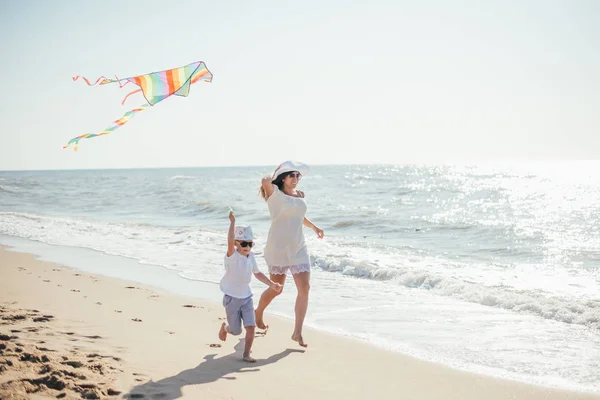 Szczęśliwa Matka Syn Bawią Się Kolorowym Latawcem Piaszczystej Plaży — Zdjęcie stockowe