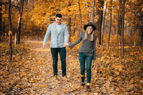 Beau Jeune Couple Heureux Tenant Main Marchant Dans Parc Automne — Photo