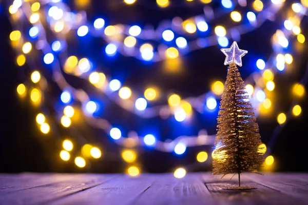 Slavnostní Vánoční Pozadí Dekorativní Osvětlené Vánoční Stromeček — Stock fotografie