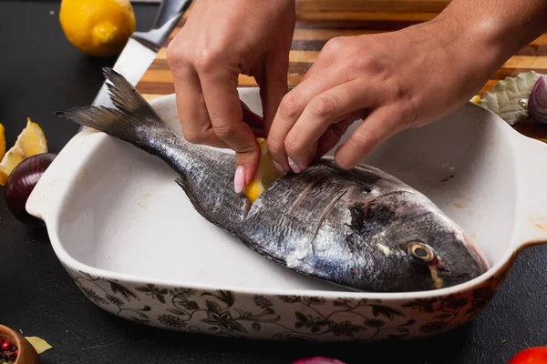 Sebagian Tampilan Orang Memasak Ikan Lezat Dengan Irisan Lemon — Stok Foto
