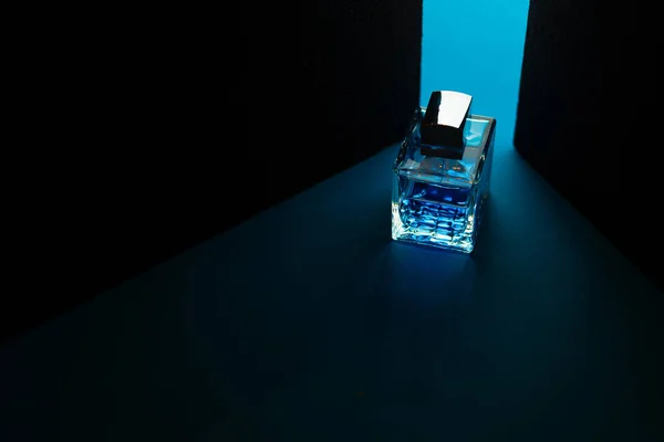 男性の香水 化粧品の概念の透明ボトルのクローズアップビュー — ストック写真