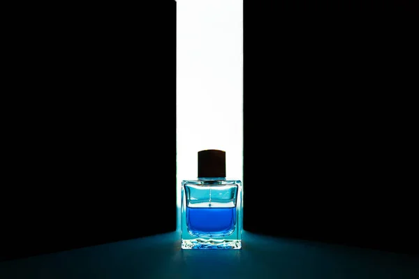 Vista Cerca Botella Transparente Perfume Masculino Concepto Cosméticos — Foto de Stock