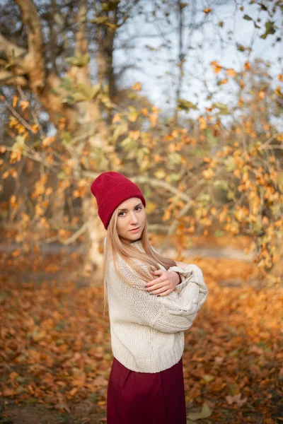 Hermosa Joven Feliz Posando Mirando Cámara Parque Otoño —  Fotos de Stock