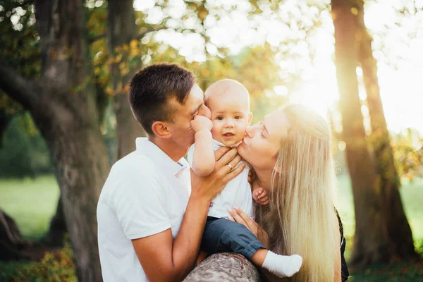 Retrato Feliz Familia Joven Prado Verde Con Hijo Pequeño — Foto de Stock