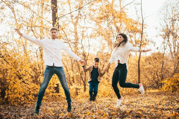 Gelukkig Jong Gezin Springen Samen Herfst Bos — Stockfoto