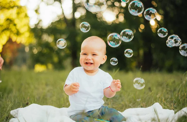 Schattig Jongetje Outdoor Zomer Met Zeepbellen — Stockfoto