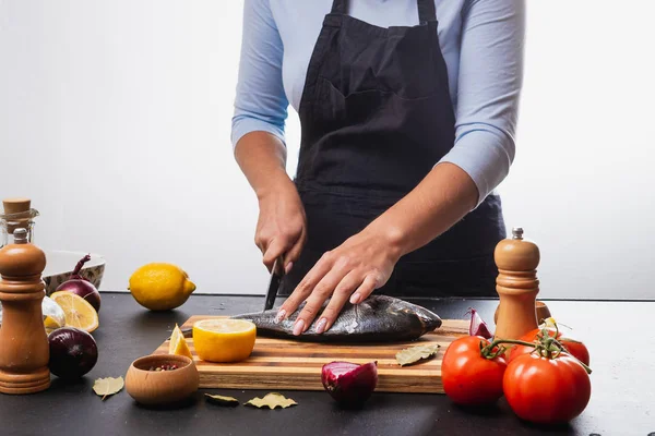 Beskärda Skott Person Matlagning Läcker Fisk Med Citron Och Kryddor — Stockfoto