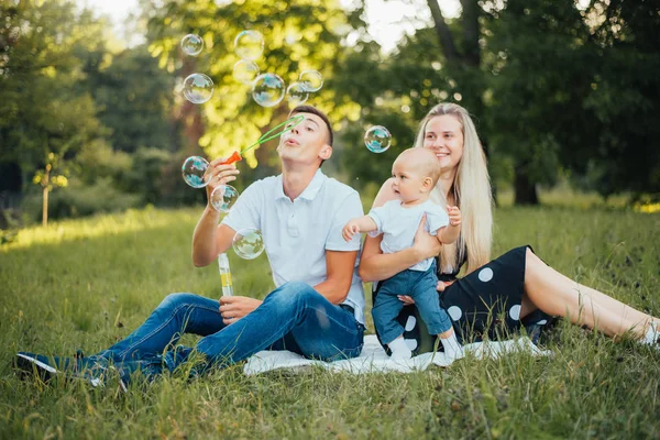 Familia Joven Con Bebé Hijo Verano Con Burbujas Jabón — Foto de Stock