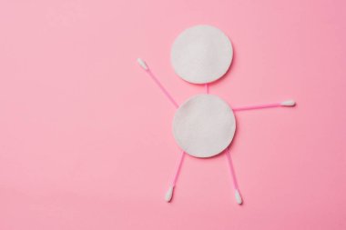 Pembe arka planda pamuk tomurcukları ve disklerin üst görünümü, hijyen kavramı