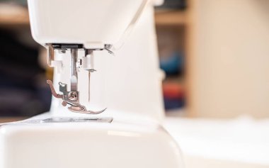 Beyaz dikiş makinesinin yakın plan görüntüsü, terzilik konsepti, seçici odaklanma