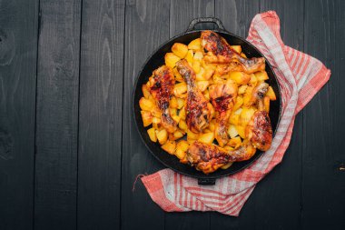 Ahşap masada etli kızarmış patates manzarası.    