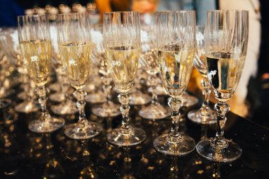 Şenlik masasında şampanya kadehlerinin yakın plan görüntüsü