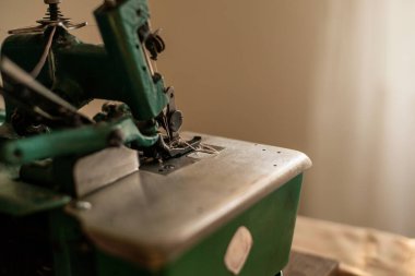 İş yerindeki yeşil vintage dikiş makinesinin yakın plan görüntüsü