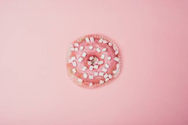 Pembe arka planda lezzetli tatlı çörek manzarası