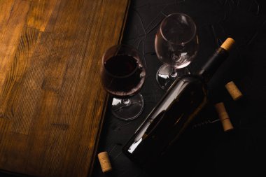 Şarap şişesi, gözlük ve mantarlı tirbuşon.