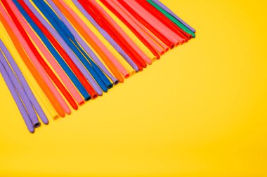 Sarı zemin üzerinde çok renkli balonların yakın görüntüsü