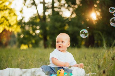 Yazın sabun köpüğü olan küçük sevimli bir çocuk.