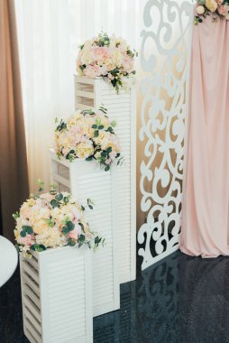 Zarif kemerli, pembe ve beyaz çiçekli güzel düğün süsleri. 