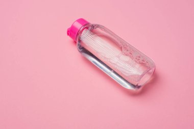 Kozmetikleri çıkarmak ve pembe arka plandaki deriyi temizlemek için Micellar suyu temizler. 