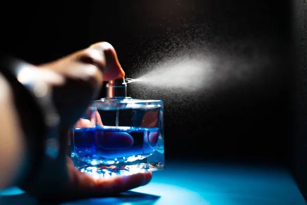 Tiro Cortado Homem Pulverizando Perfume Garrafa Transparente — Fotografia de Stock