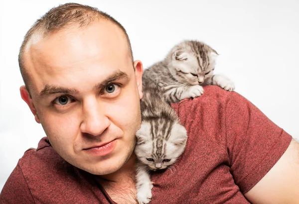 Guapo Sonriente Joven Jugando Con Adorables Gatitos Esponjosos Sobre Fondo — Foto de Stock