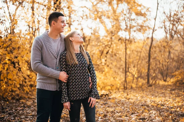 Schönes Glückliches Junges Paar Steht Zusammen Und Schaut Weg Herbstpark — Stockfoto