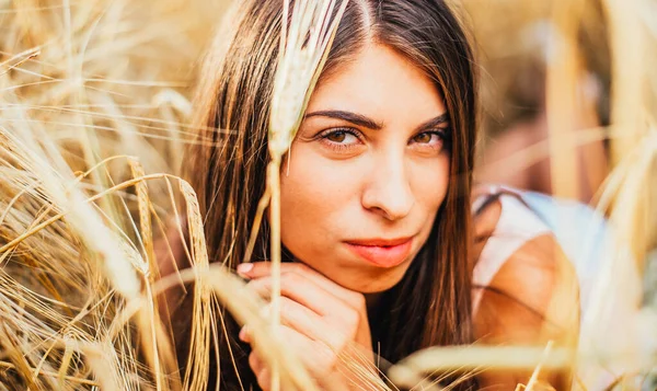 Atractiva Joven Acostada Campo Trigo Sonriendo Cámara —  Fotos de Stock