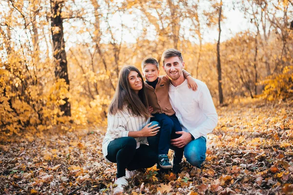 Família Jovem Feliz Com Uma Criança Passar Tempo Juntos Parque — Fotografia de Stock