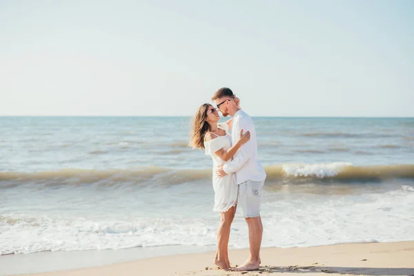 Hermosa Feliz Pareja Joven Besándose Playa Arena Verano —  Fotos de Stock