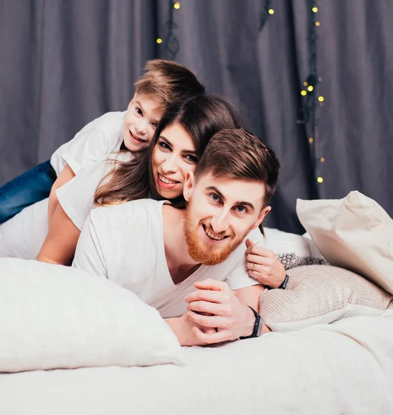 Feliz Joven Padres Con Adorable Pequeño Hijo Acostado Juntos Cama — Foto de Stock