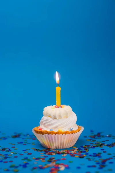 Close Uitzicht Van Heerlijke Feestelijke Cupcake Met Brandende Kaars Kleurrijke — Stockfoto