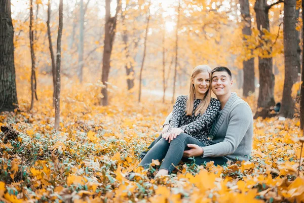 Красивая Счастливая Молодая Пара Сидящая Вместе Оранжевых Листьях Осеннем Лесу — стоковое фото