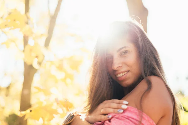 Hermosa Feliz Joven Mujer Desnuda Sonriendo Cámara Bosque Otoño —  Fotos de Stock