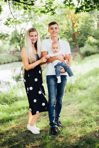 Gelukkig Jong Ouders Met Baby Zoon Zomer — Stockfoto