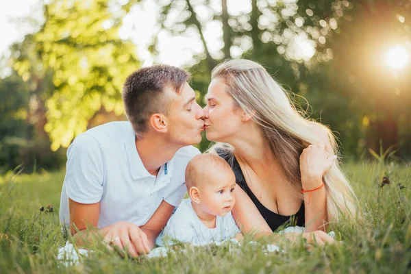 Familia Feliz Con Bebé Hijo Verano — Foto de Stock