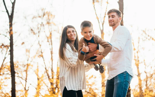 Felici Giovani Genitori Carino Figlioletto Divertirsi Insieme Nel Parco Autunnale — Foto Stock