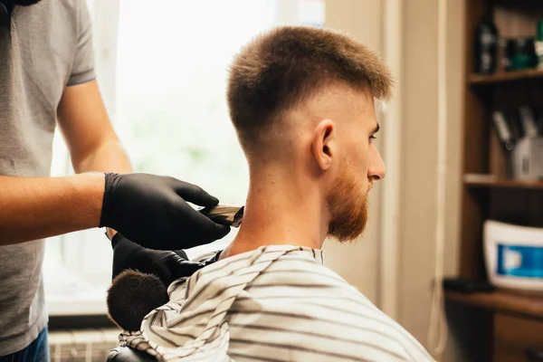 Tiro Cortado Barbeiro Barbear Cabelo Para Homem Barbearia — Fotografia de Stock