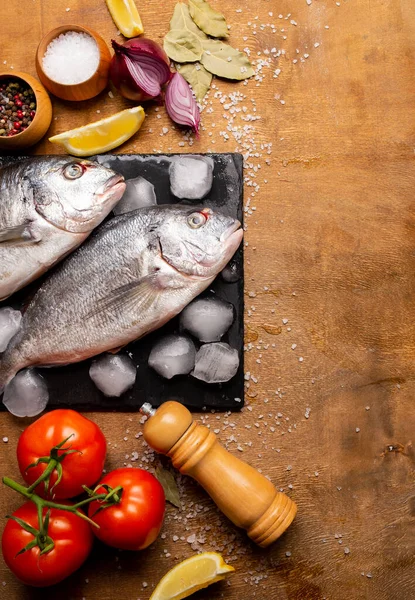 Ikan Mentah Segar Dengan Batu Rempah Rempah Dan Sayuran Atas — Stok Foto