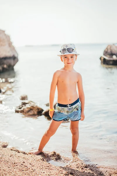 Słodkie Szczęśliwy Mały Chłopiec Stojąc Wodzie Morskiej Letni Dzień — Zdjęcie stockowe
