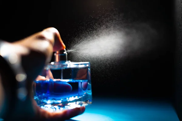 Tiro Recortado Hombre Rociando Perfume Botella Transparente — Foto de Stock