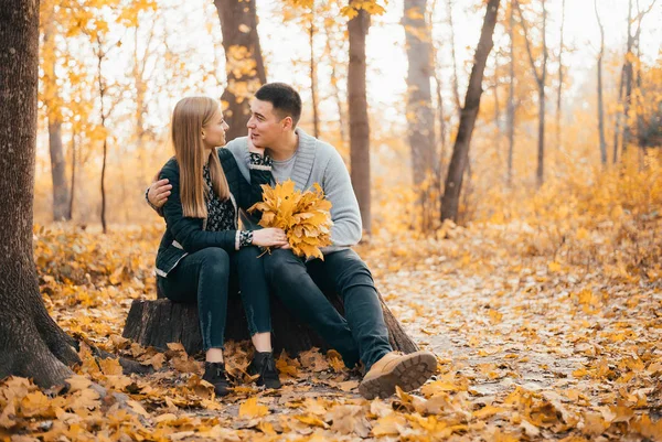 Красивая Счастливая Пара Сидящая Вместе Осеннем Парке — стоковое фото