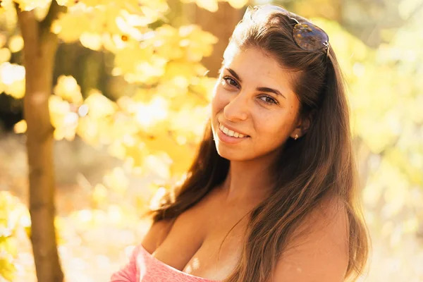 Hermosa Joven Morena Mujer Sonriendo Cámara Parque Otoño —  Fotos de Stock