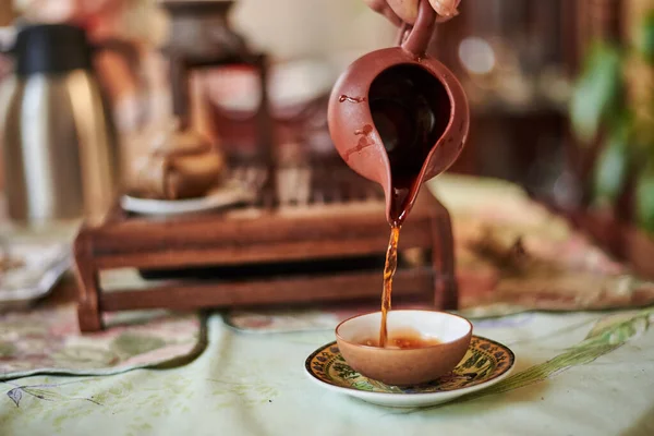 Частковий Вигляд Людини Поливає Чай Під Час Традиційної Чайної Церемонії — стокове фото