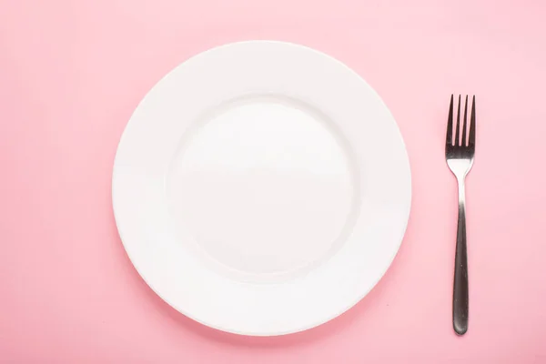 Πάνω Όψη Του Άδειου Στρογγυλού Λευκού Πιάτου Και Πιρουνιού Ροζ — Φωτογραφία Αρχείου