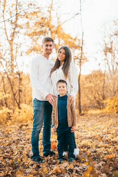 Feliz Jovem Família Com Uma Criança Juntos Sorrindo Para Câmera — Fotografia de Stock