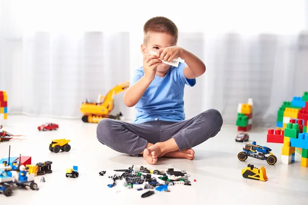 Adorable Little Boy Playing Construction Plastic Toy Blocks Kid Playing — Stock Photo, Image