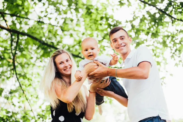 Feliz Joven Padres Con Bebé Hijo Verano — Foto de Stock