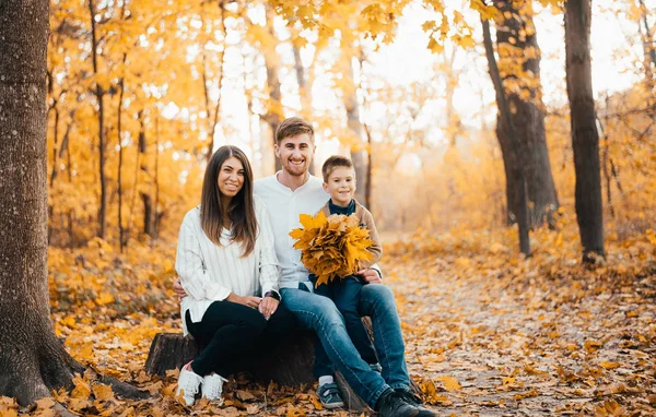 Pais Jovens Felizes Com Filho Pequeno Passar Tempo Juntos Floresta — Fotografia de Stock