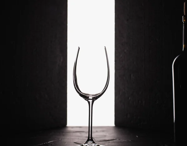 Vista Close Copo Vinho Transparente Vazio Fundo Preto Branco — Fotografia de Stock