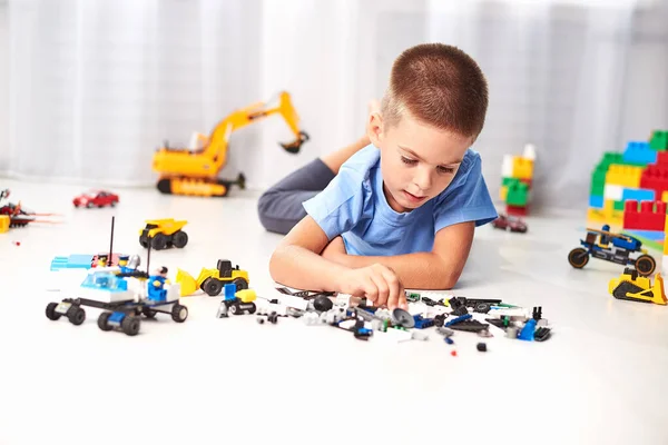 Schattige Kleine Jongen Spelen Met Kleurrijke Blokken Thuis — Stockfoto